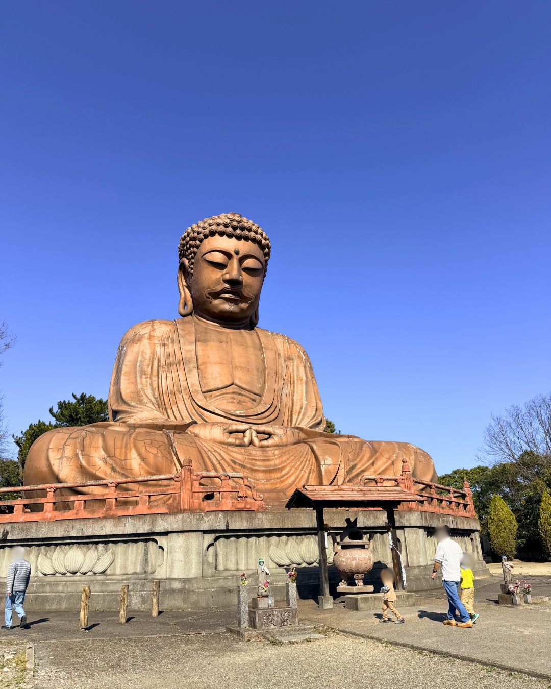 聚楽園公園 巨大な聚楽園大仏を見上げる