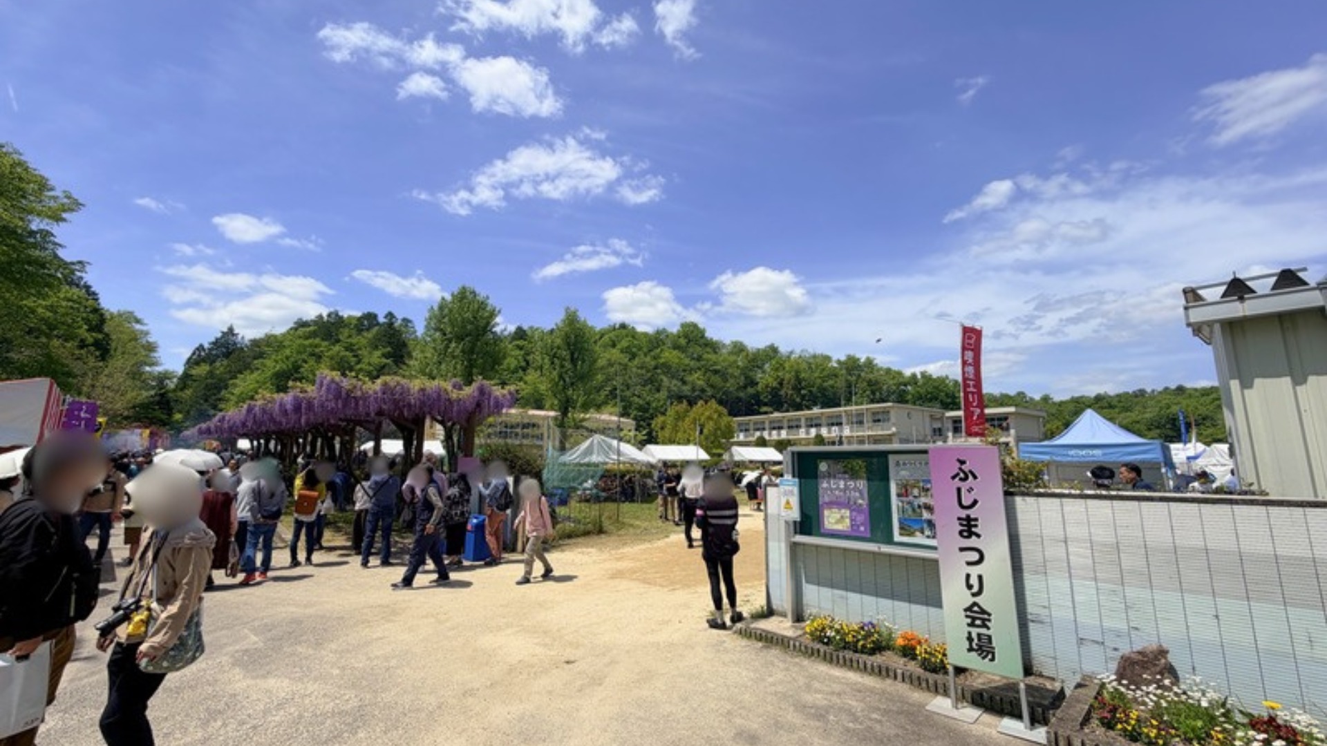 藤の回廊（豊田市）ふじまつり会場入口の藤棚と来場者