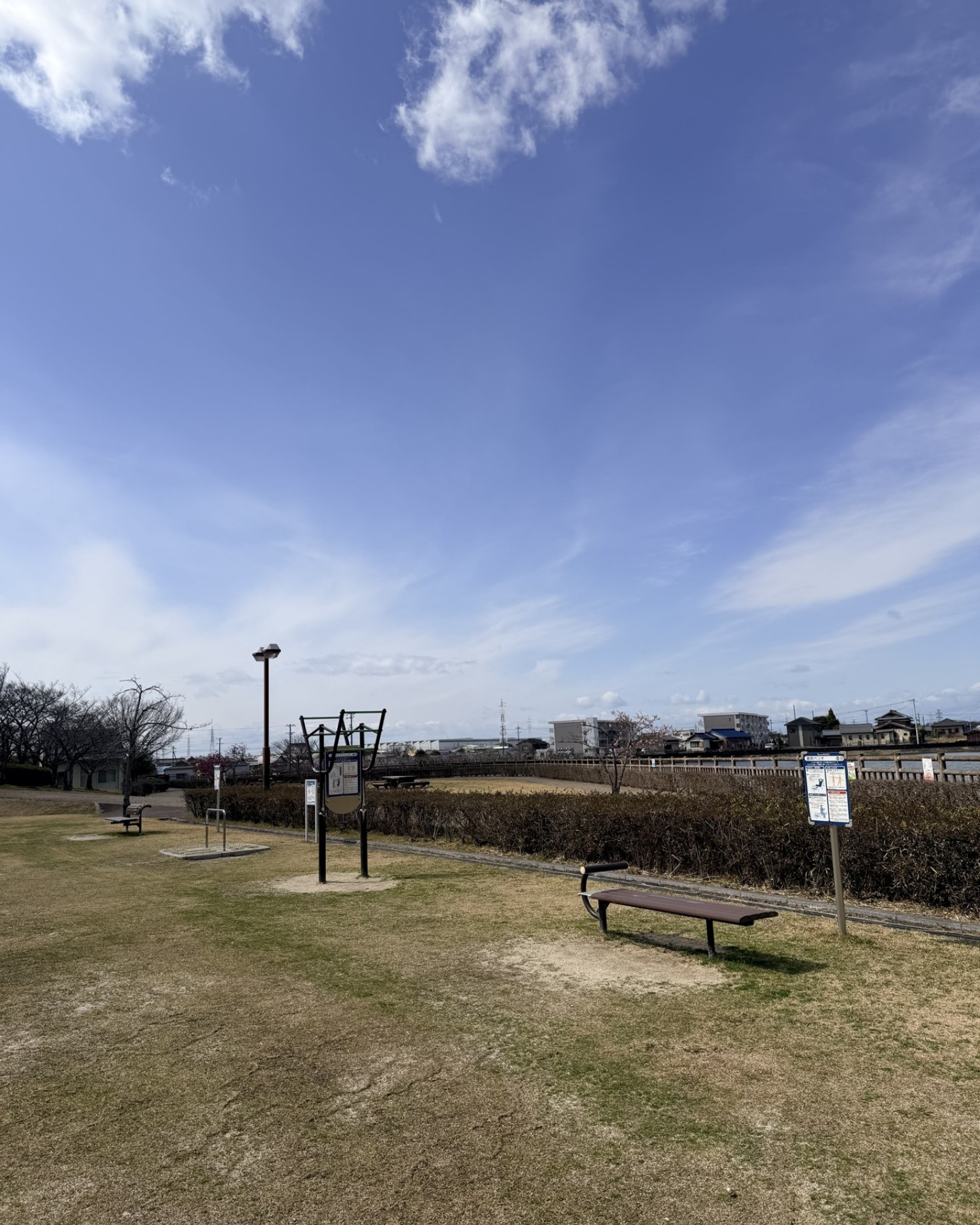 細口公園 広い芝生広場ときれいな遊具