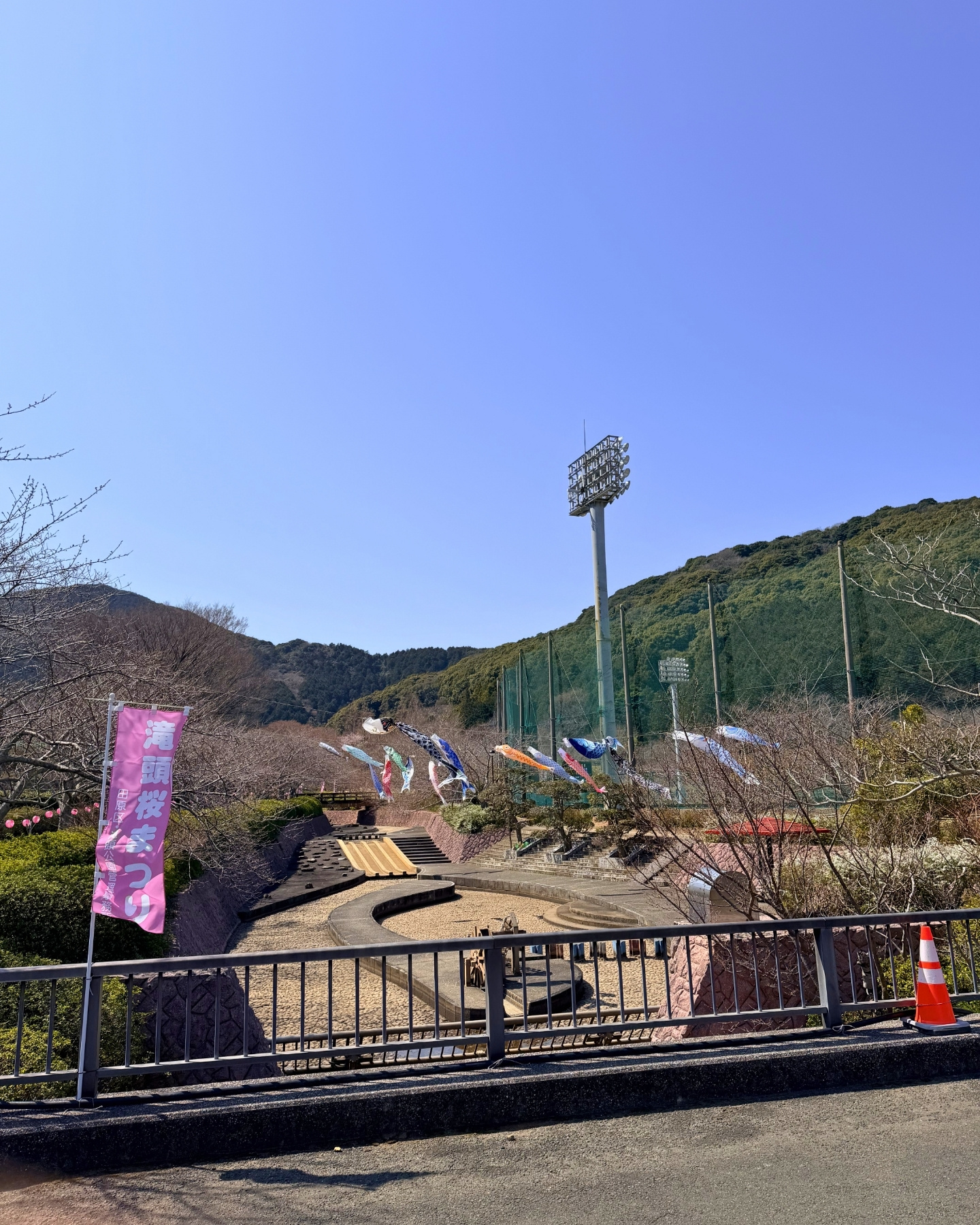 管理棟と提灯が彩る園内