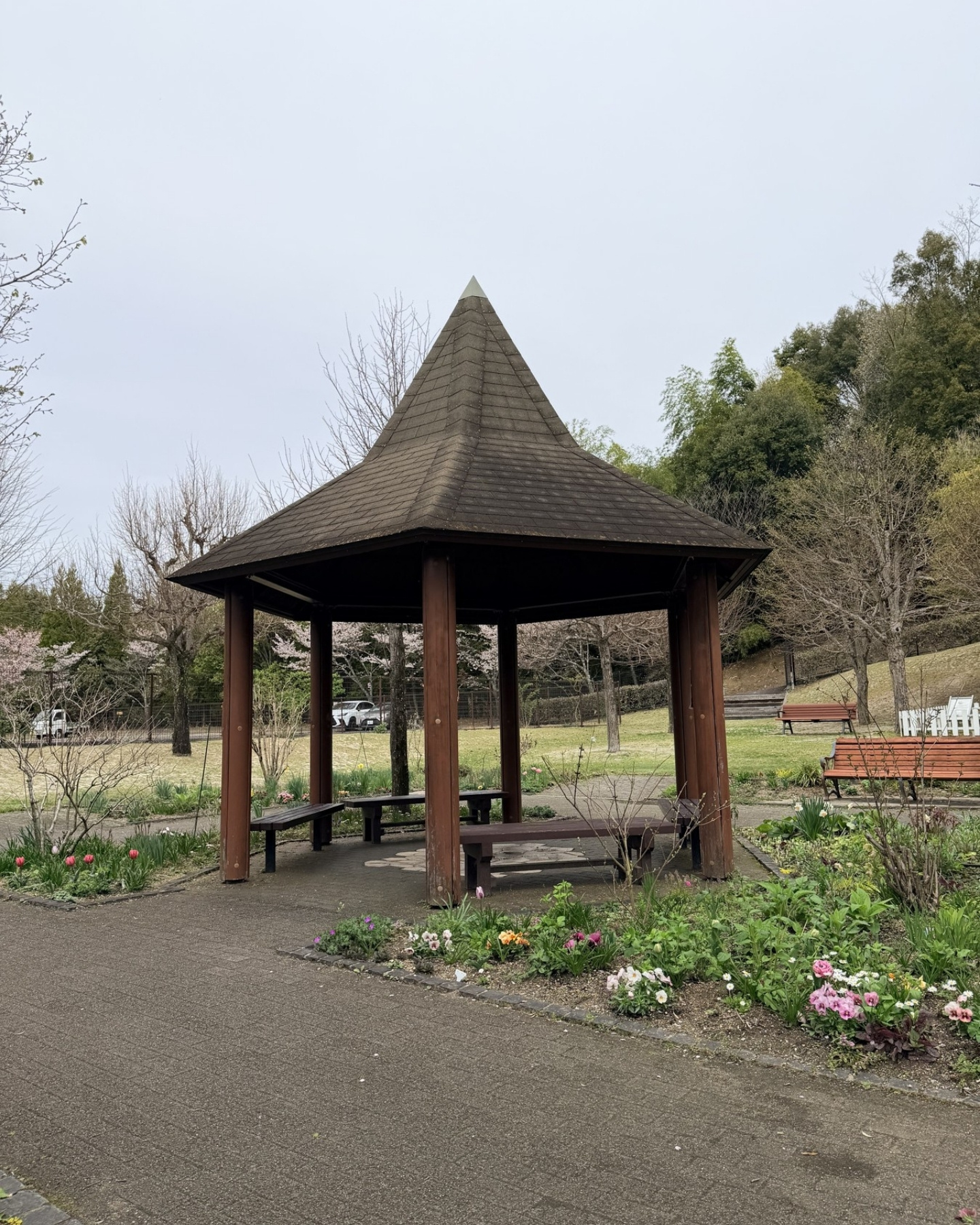 鞍ヶ池公園の英国庭園のガゼボ