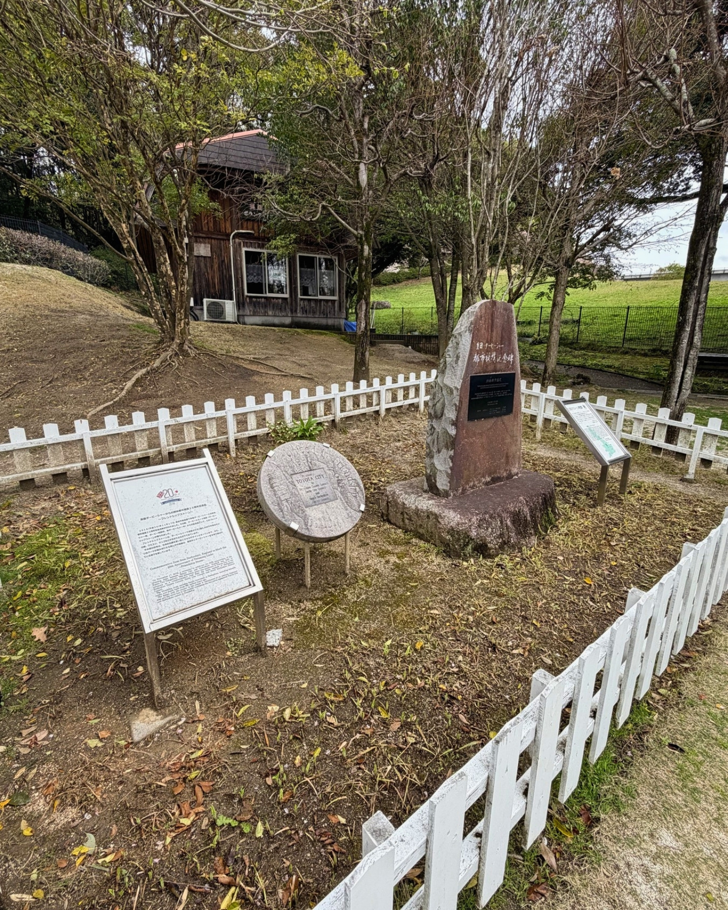 鞍ヶ池公園の英国庭園に咲く花々
