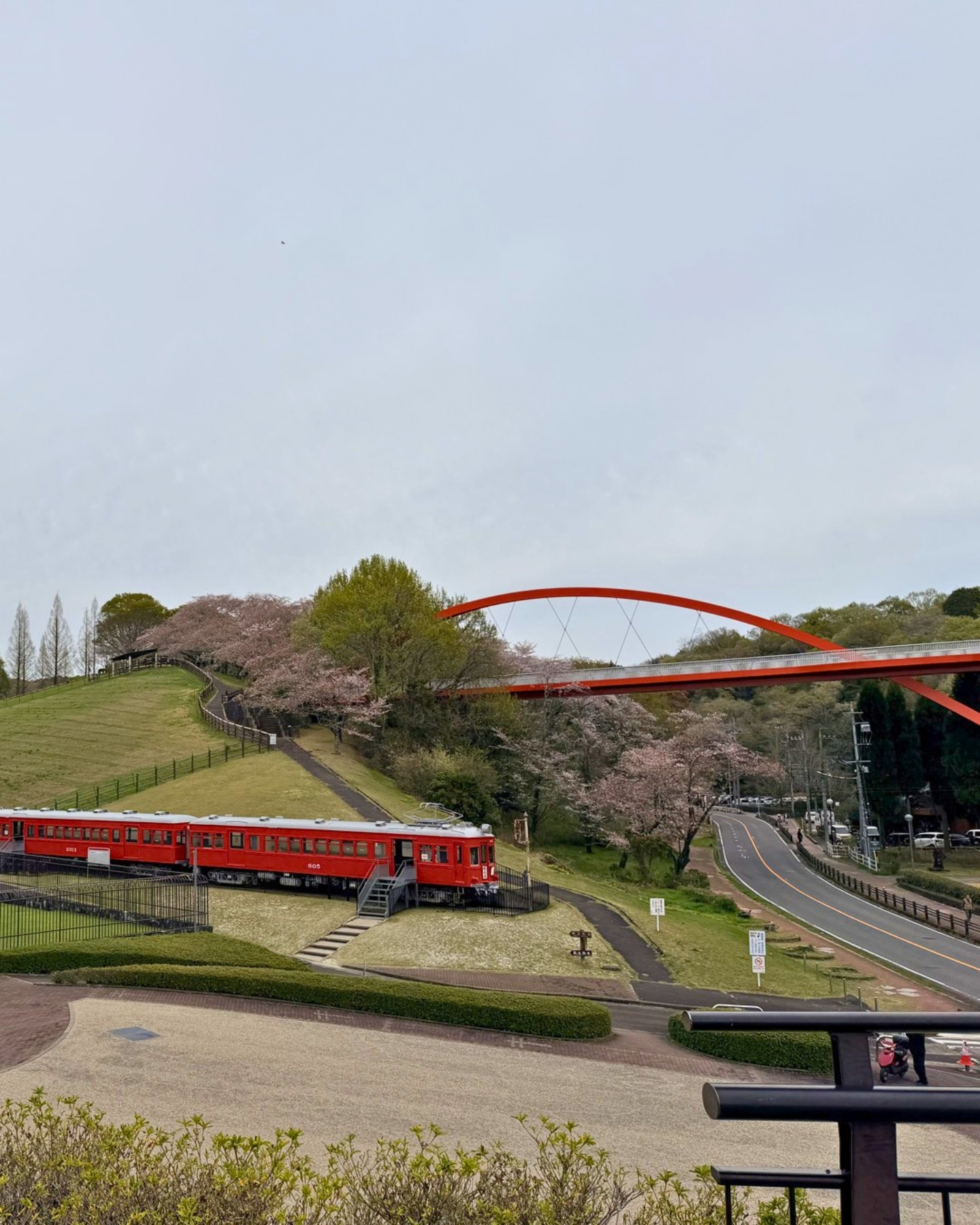 鞍ヶ池公園の赤い虹のかけ橋
