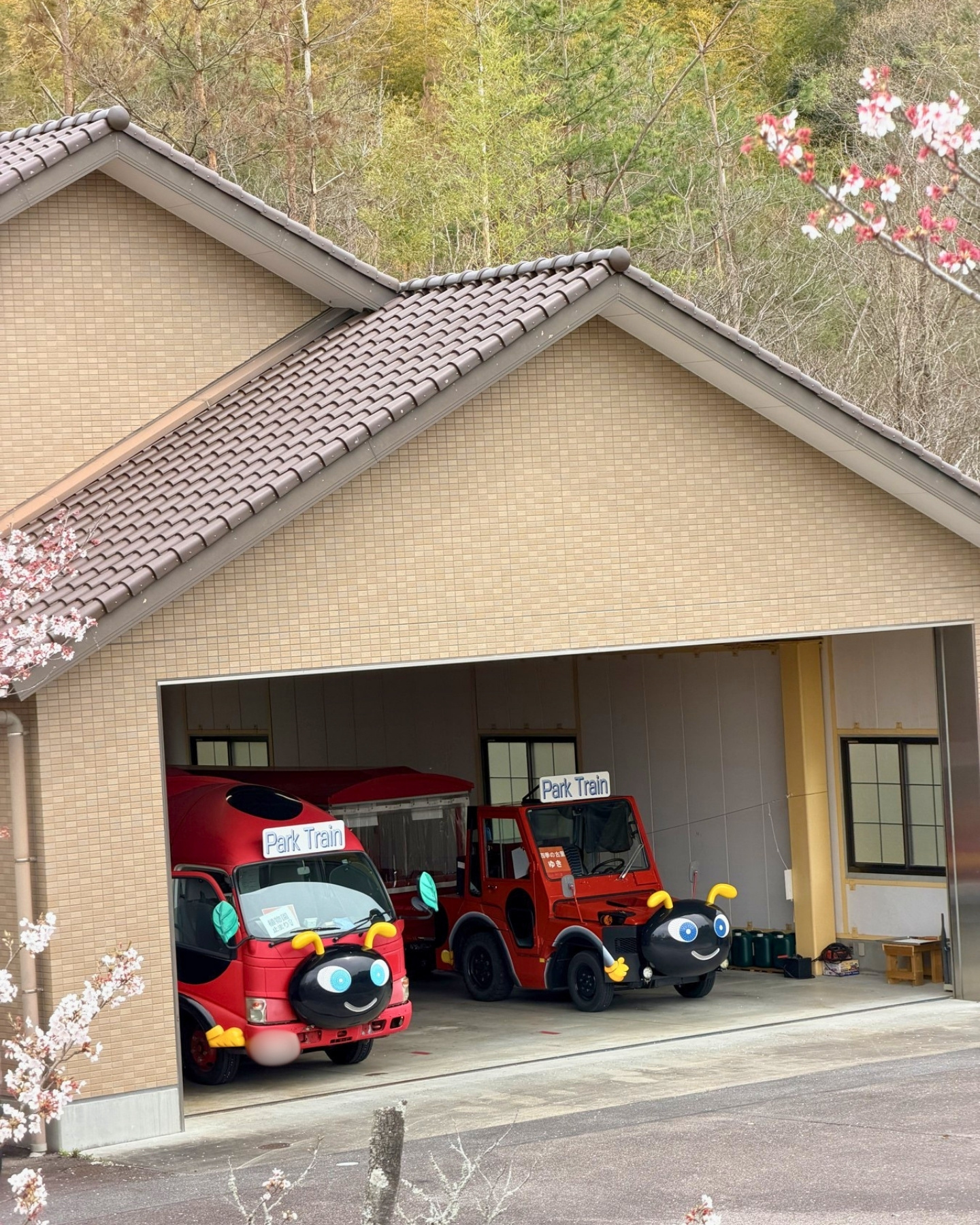 鞍ヶ池公園のパークトレインの車庫
