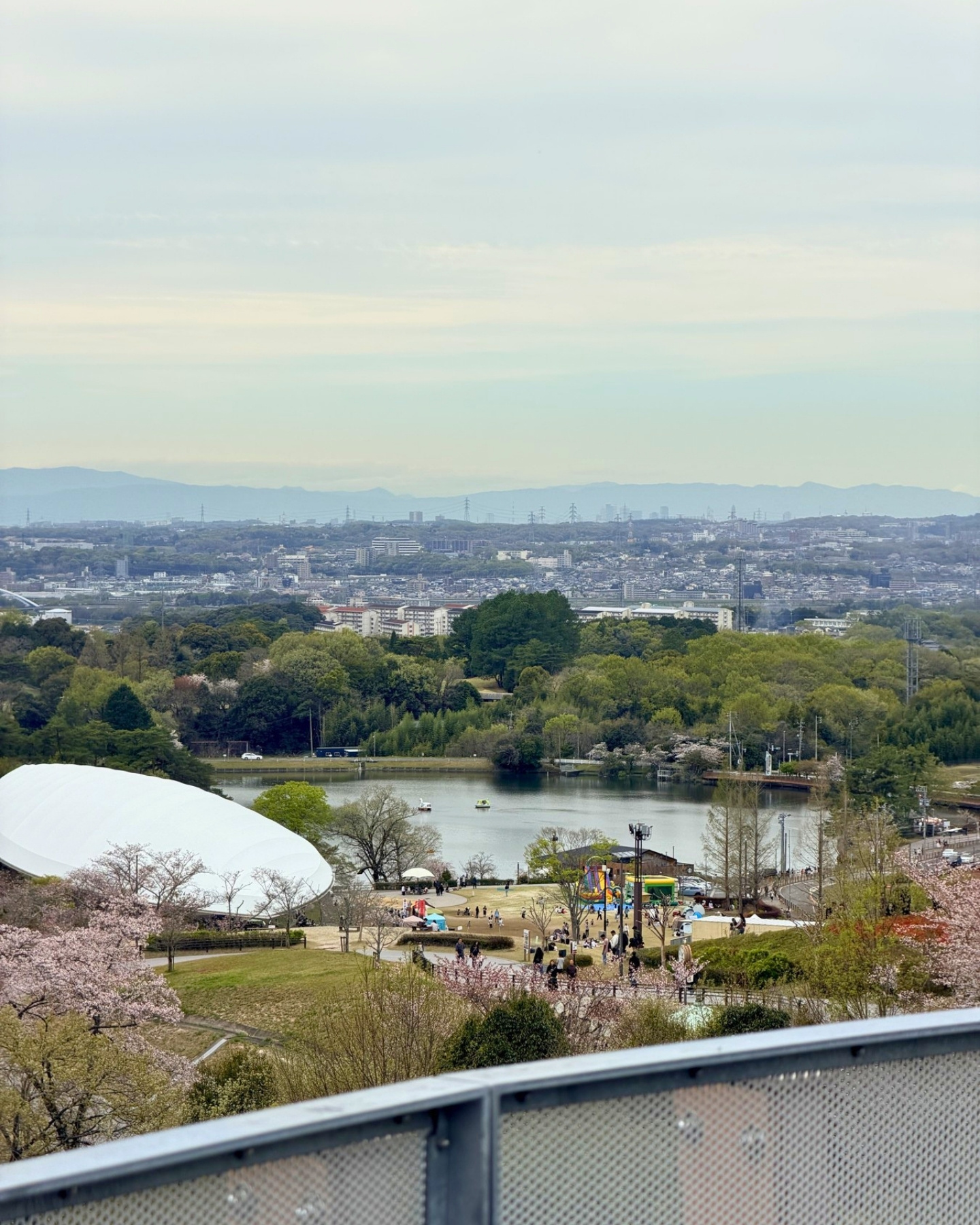 鞍ヶ池公園PAの展望塔から望む街並み