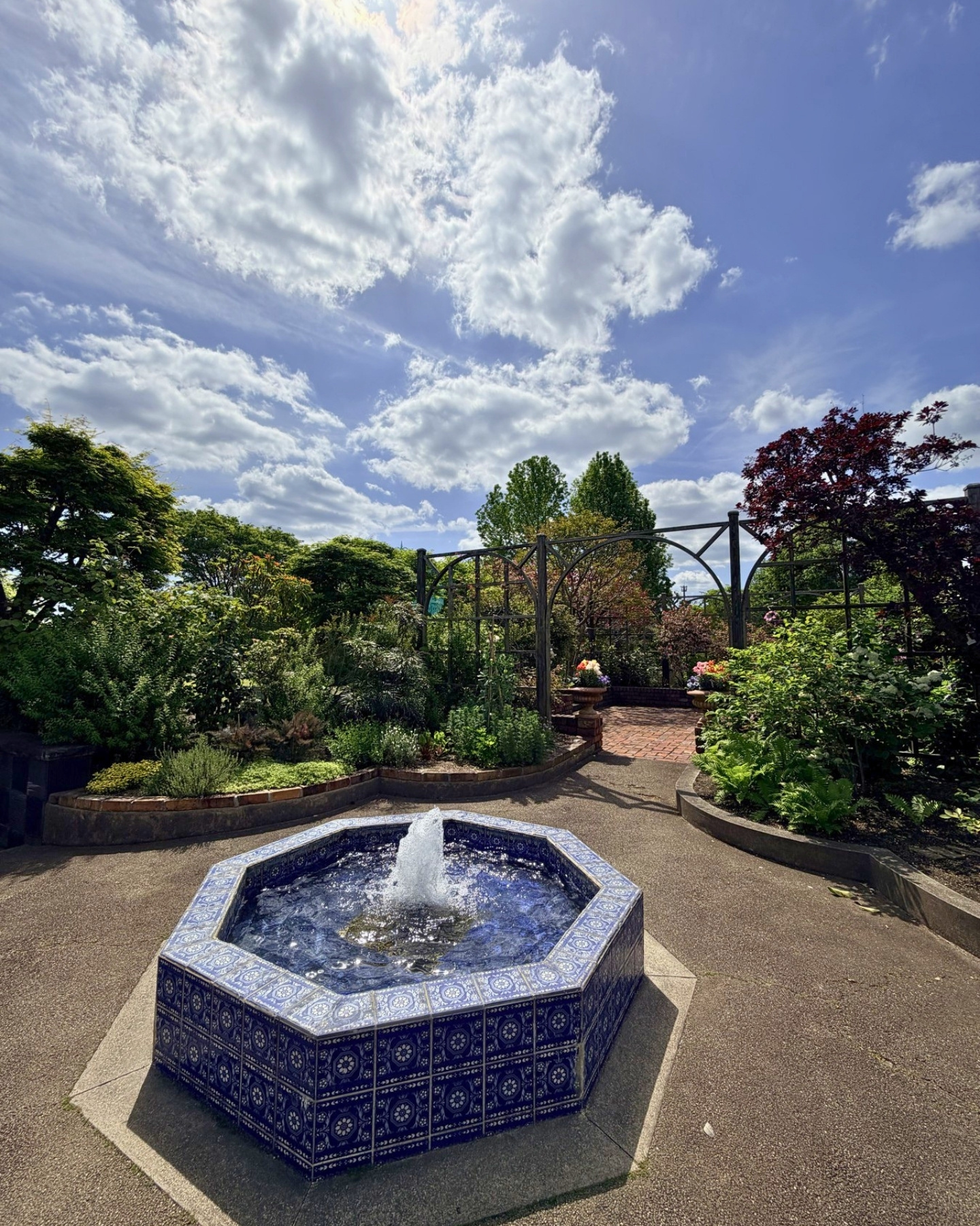 西山公園 四季の花園の青いタイルの噴水