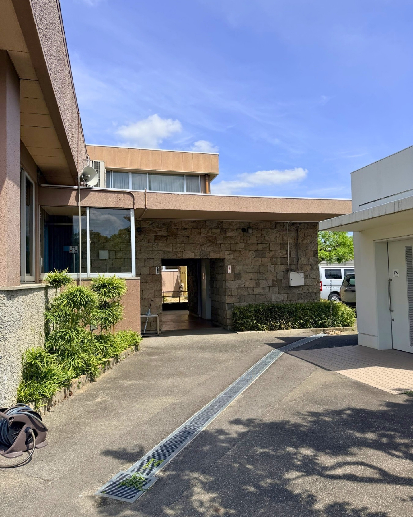 西山公園 トイレも併設の石づくりの建物
