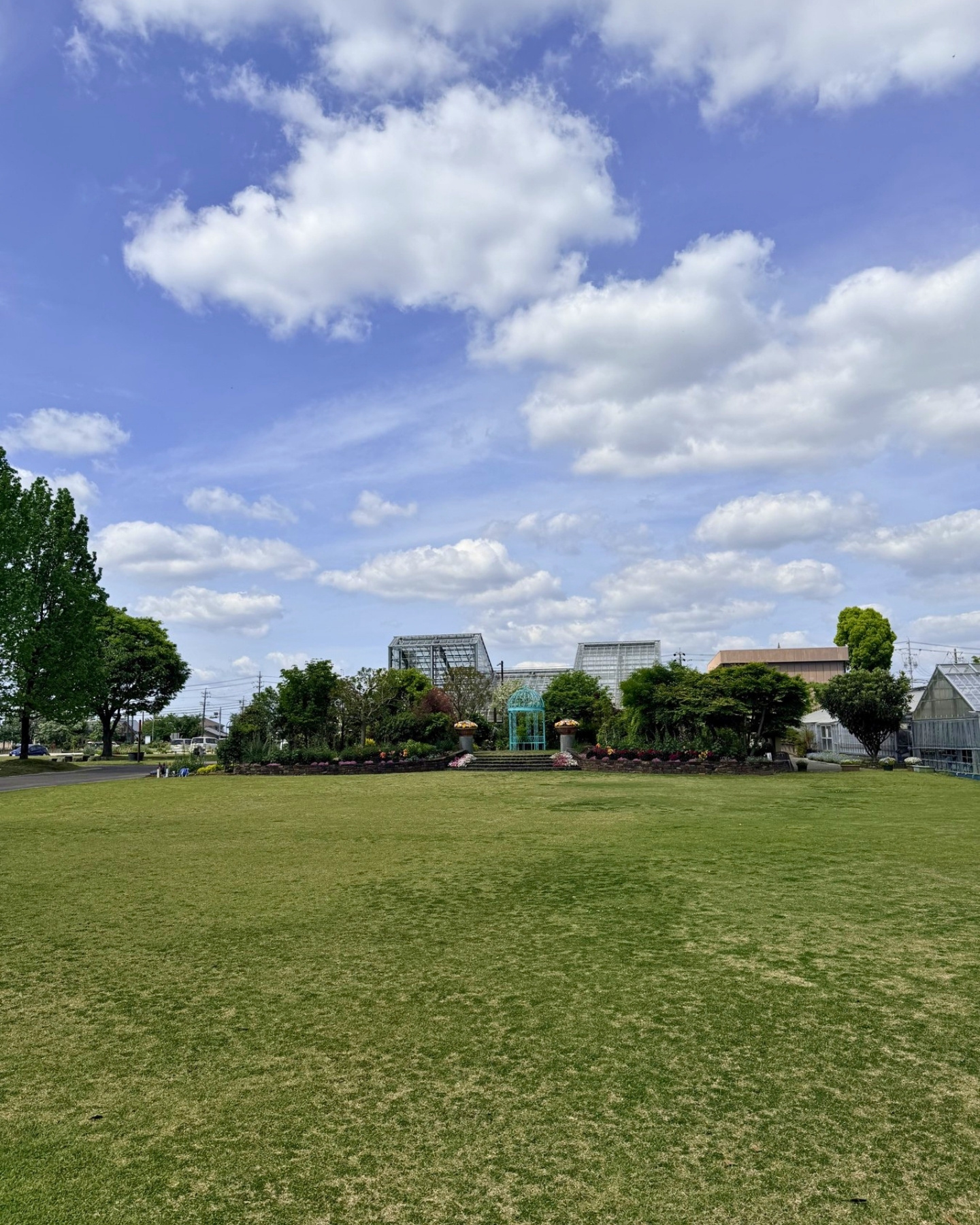 西山公園 芝生広場の奥に見える温室
