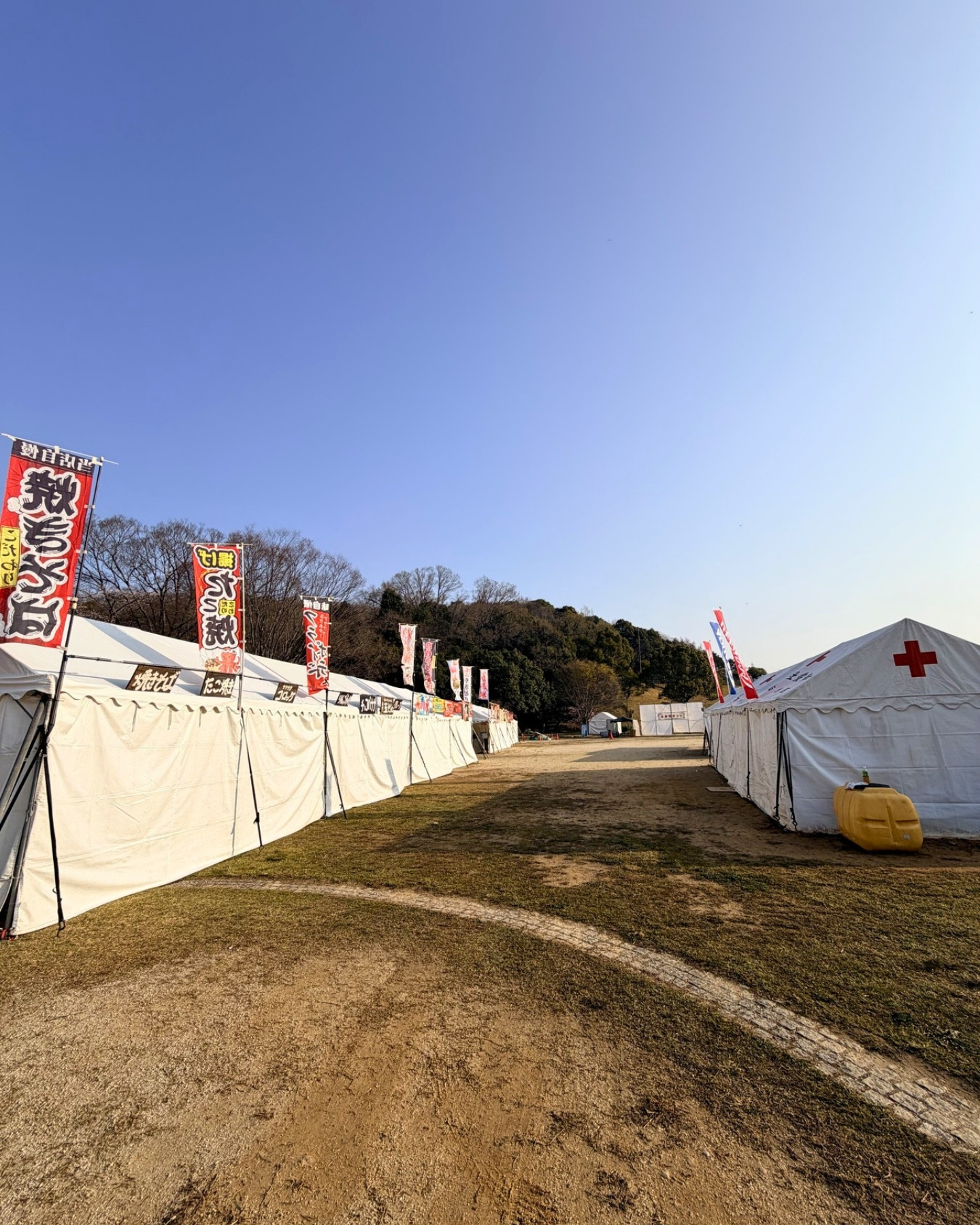 水源桜まつりのステージと屋台