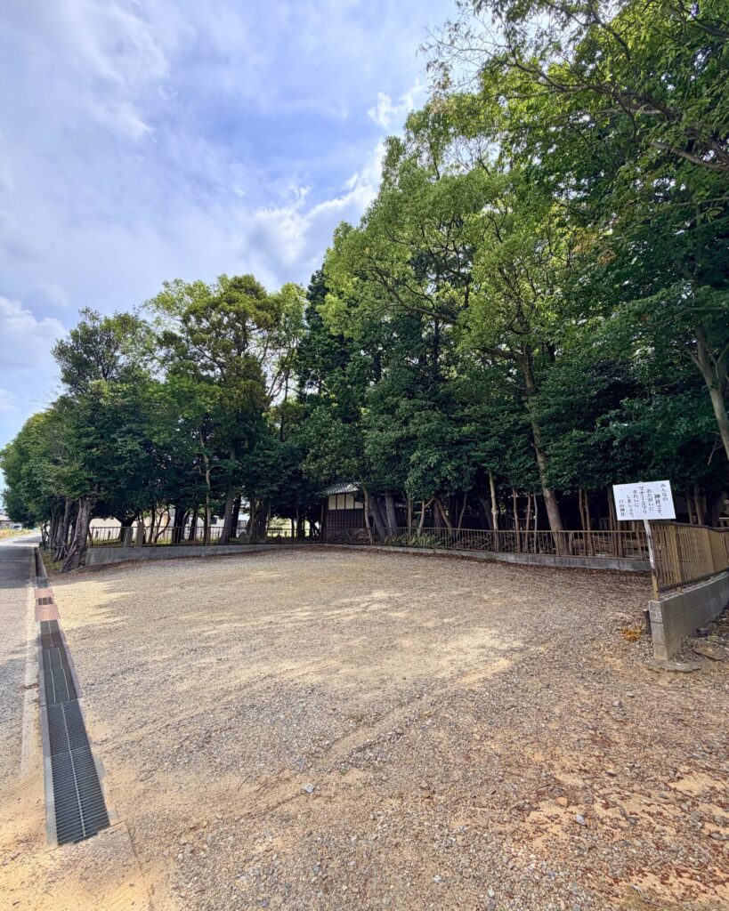 城ヶ入白山神社遊園(愛知県安城市)拝殿横の駐車場