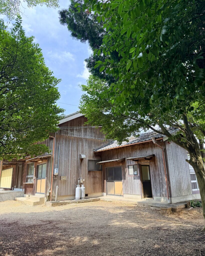 城ヶ入白山神社遊園(愛知県安城市)管理棟とトイレ
