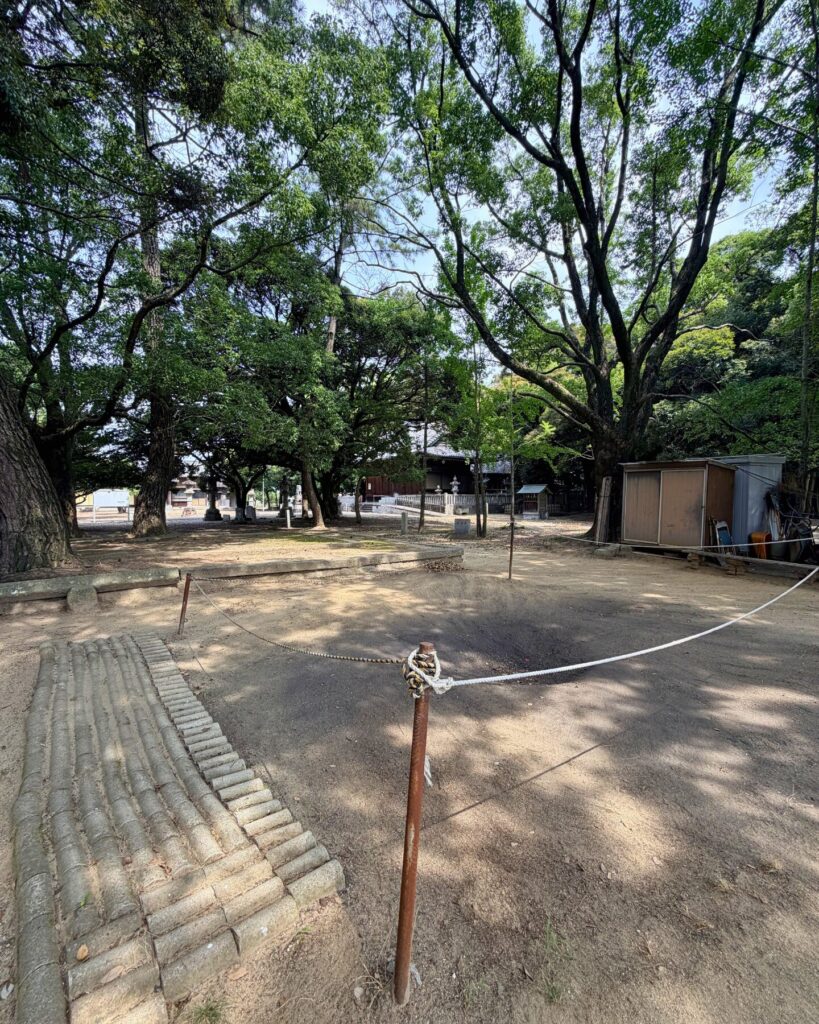 城ヶ入白山神社遊園(愛知県安城市)お焚き上げ用のくぼみ