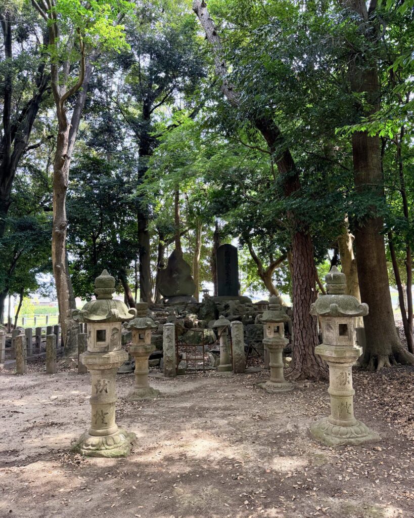 城ヶ入白山神社遊園(愛知県安城市)木立の中に立つ殉国の碑