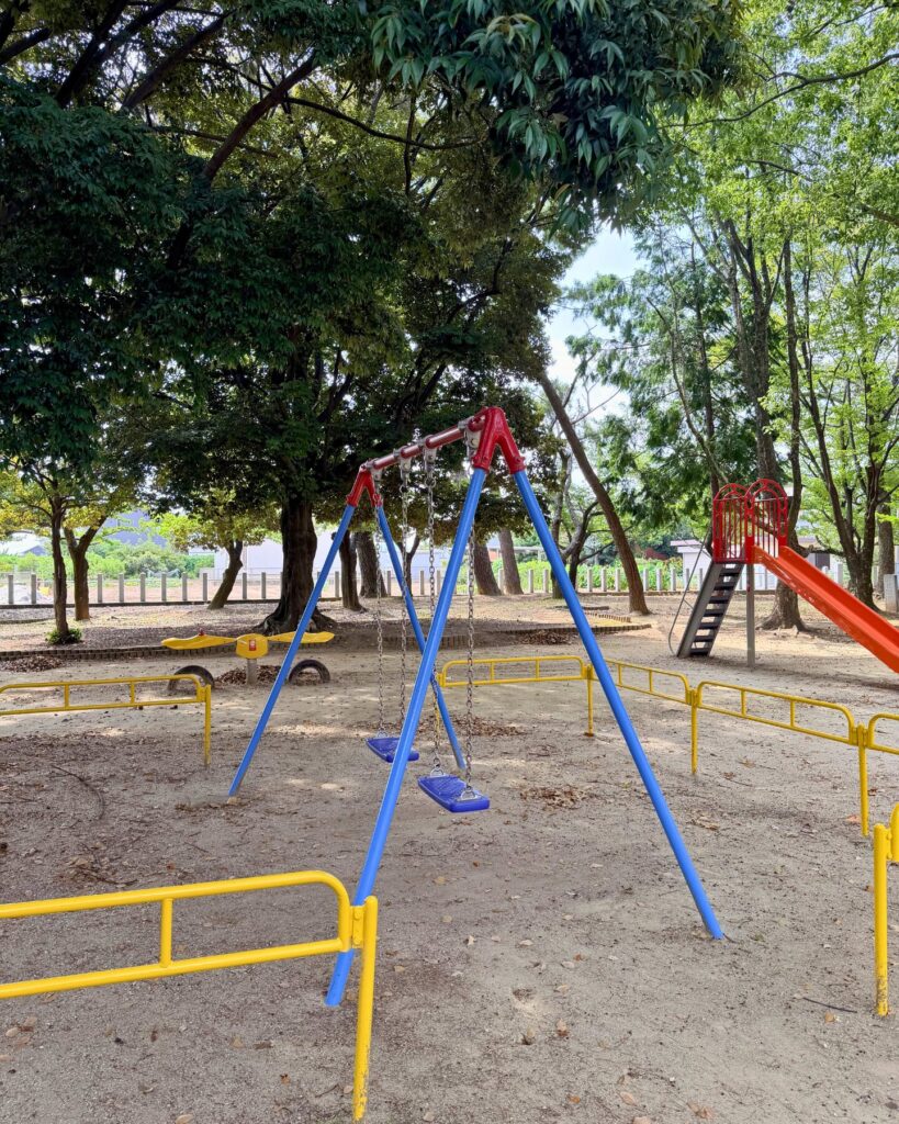 城ヶ入白山神社遊園(愛知県安城市)ブランコや滑り台のある遊具広場