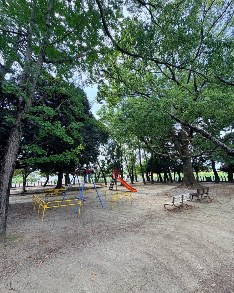 城ヶ入白山神社遊園(愛知県安城市)遊具のそばのベンチ