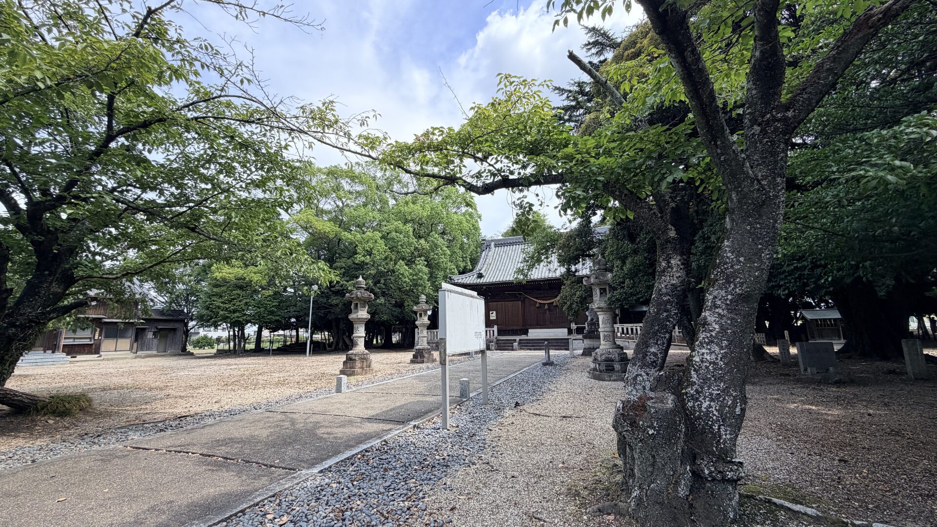 城ヶ入白山神社遊園（愛知県安城市）木々に囲まれた参道と社殿