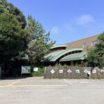 竜洋昆虫自然観察公園（静岡県磐田市）のこんちゅう館と駐車場