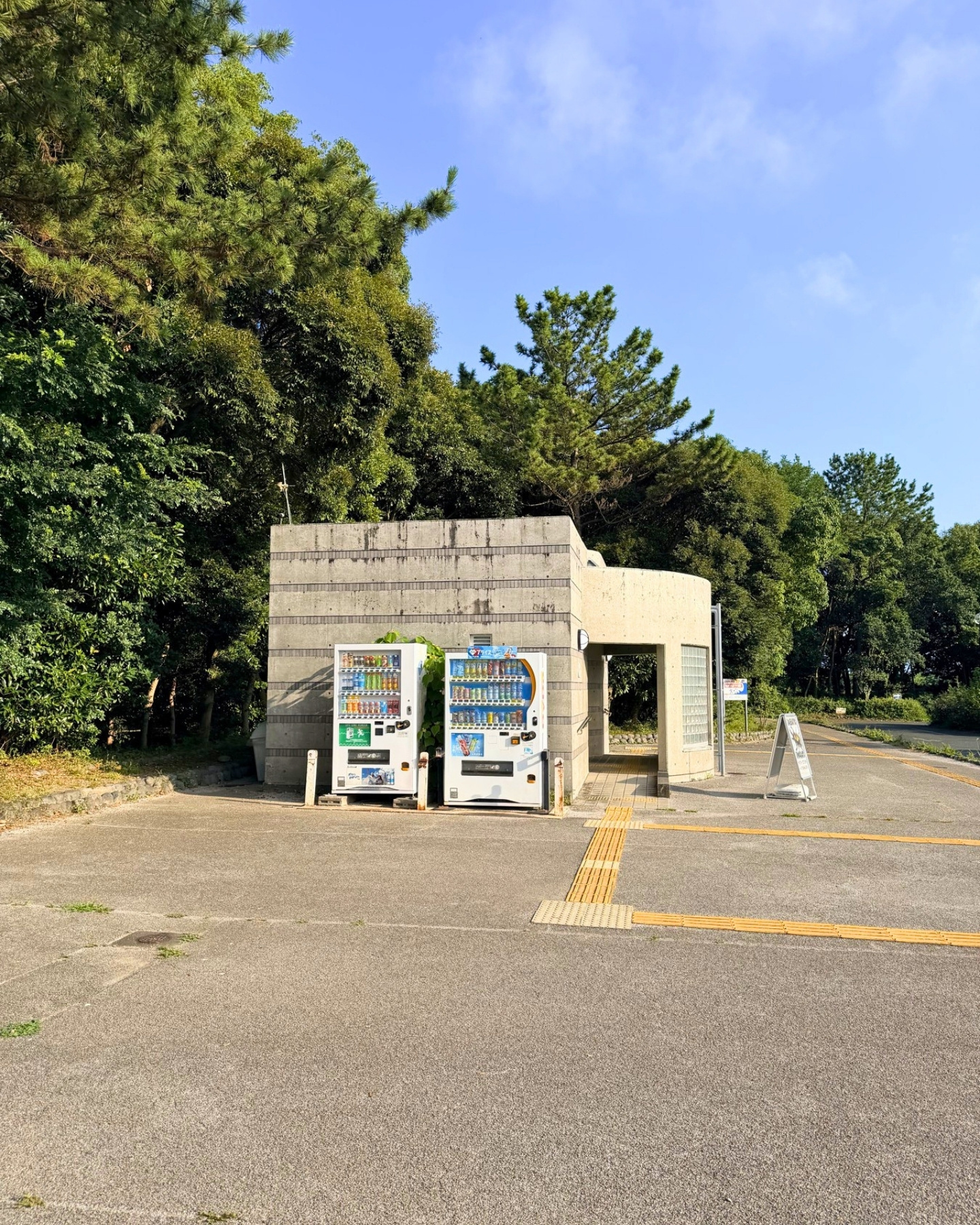 竜洋昆虫自然観察公園 こんちゅう館前の駐車場 建物のすぐ前にとめられます