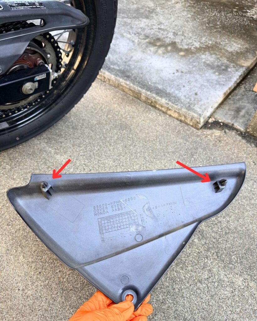 サイドカバーの裏面