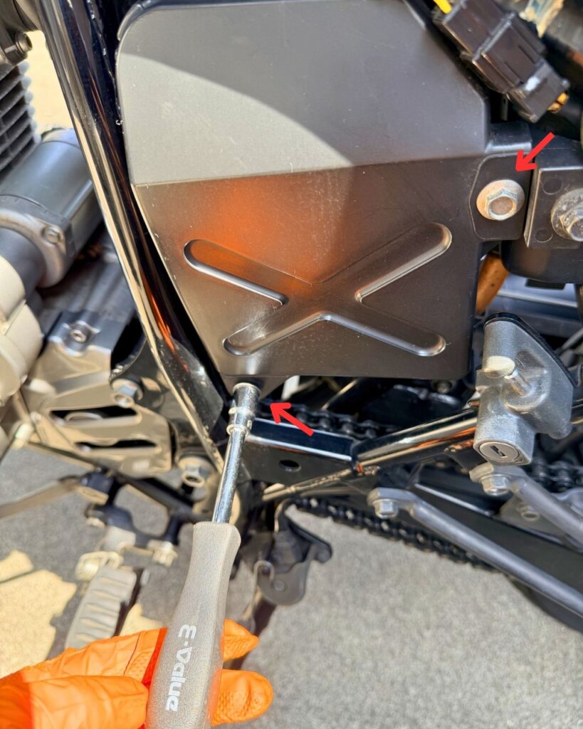 バッテリーカバーの締め付け