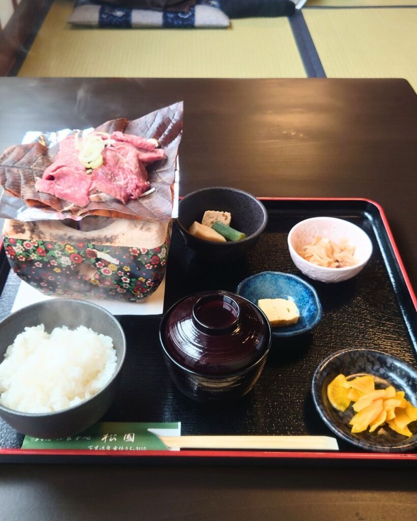 朴葉味噌飛騨牛のせ定食