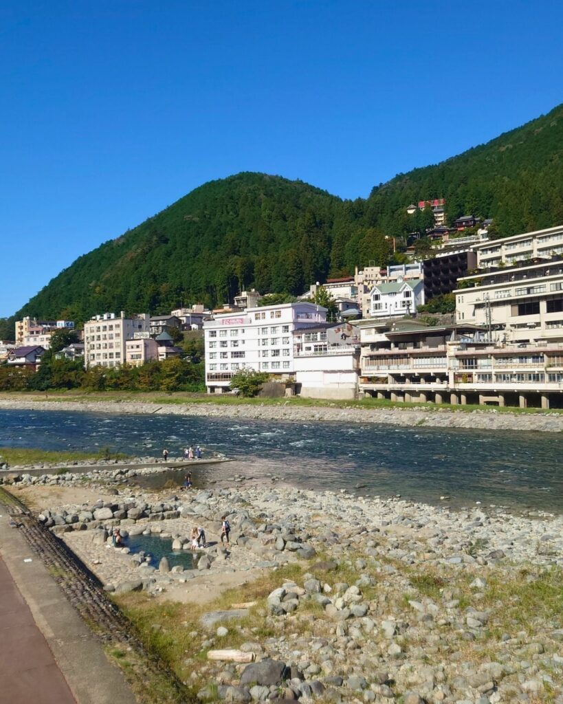 河川敷の足湯