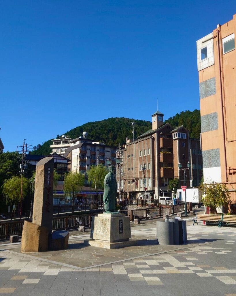 万里集九の像