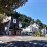 下呂温泉の街なかと「歓迎 下呂温泉」のモニュメント