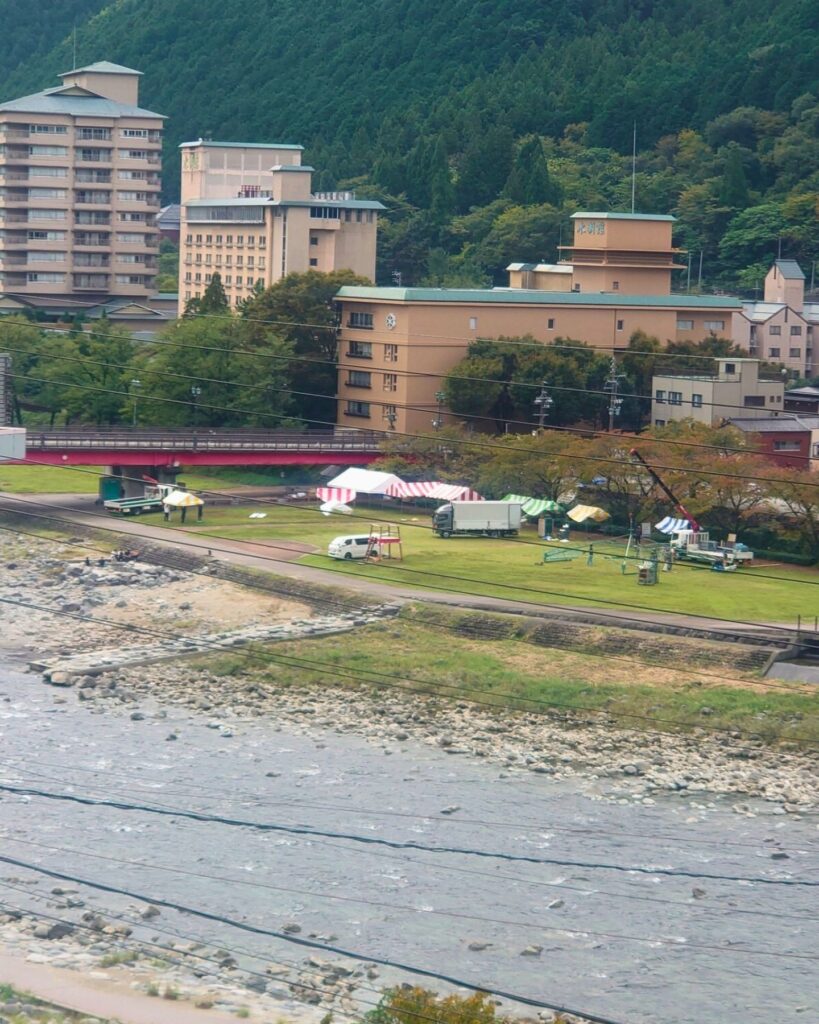 河川敷で祭りの準備
