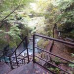 巌立峡の渓谷を下りる遊歩道の階段