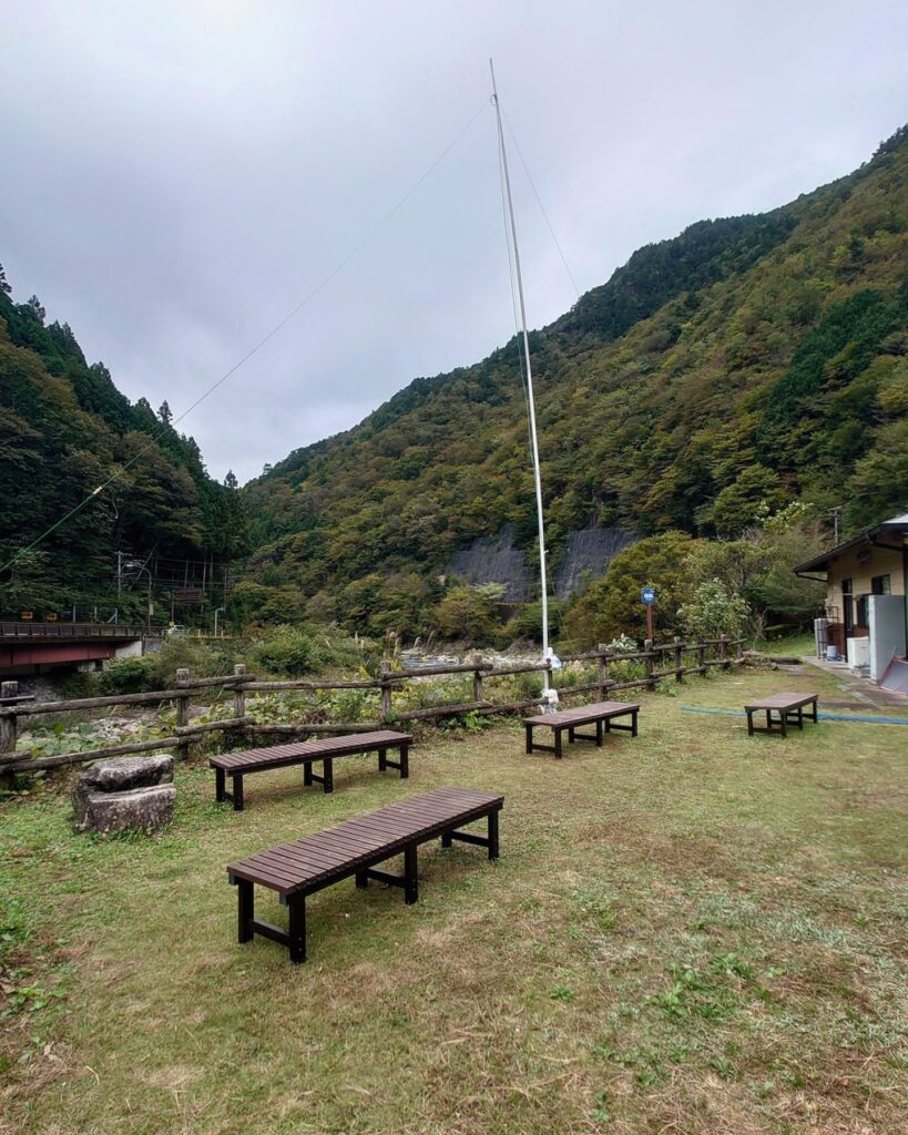 川沿いのベンチ