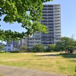山ノ手公園（愛知県豊田市）の芝生広場と園路