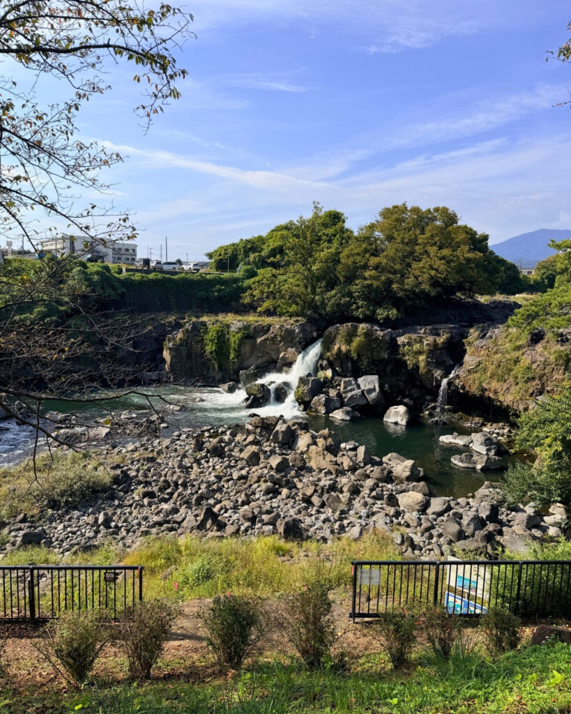 鮎壺の滝と黄瀬川の河原