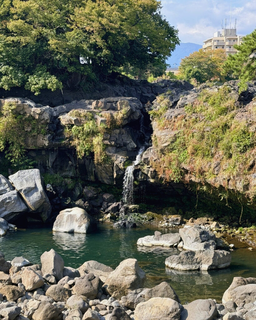 滝の右側のくぼみに落ちる細い滝