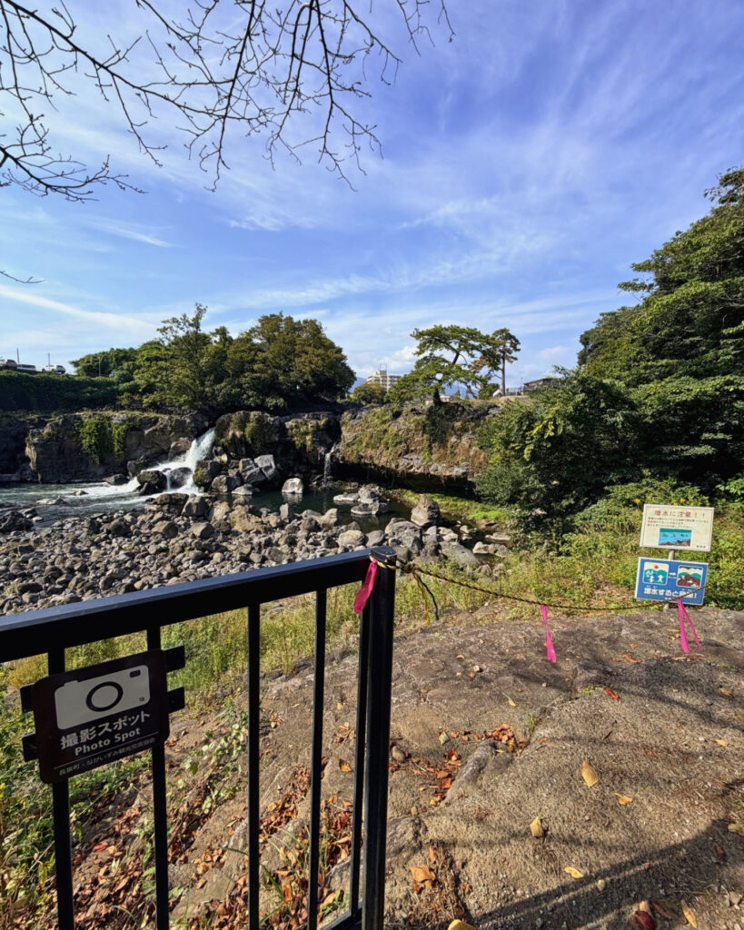 撮影スポットの看板と鮎壺の滝