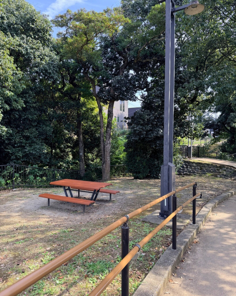 溶岩広場の木陰のテーブル