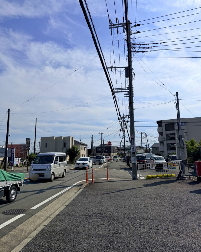 本宿用水の近くの道路