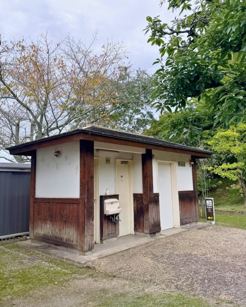 奥殿陣屋 明徳館横のトイレ棟
