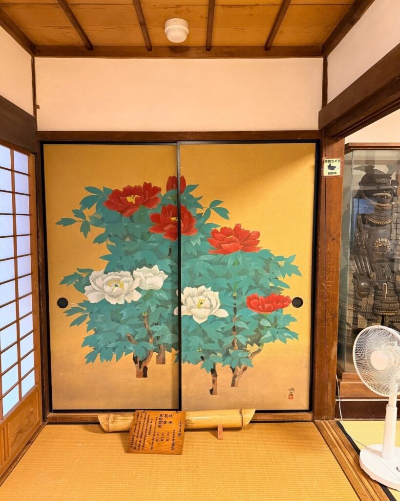 奥殿陣屋 牡丹のふすま絵