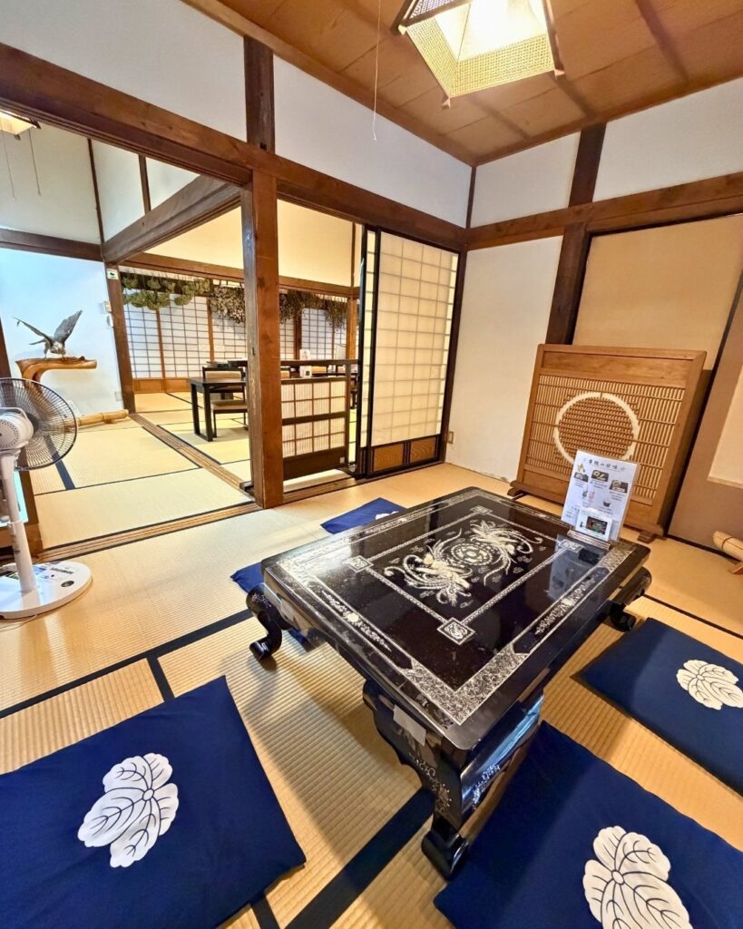 奥殿陣屋 貝殻の装飾のテーブル