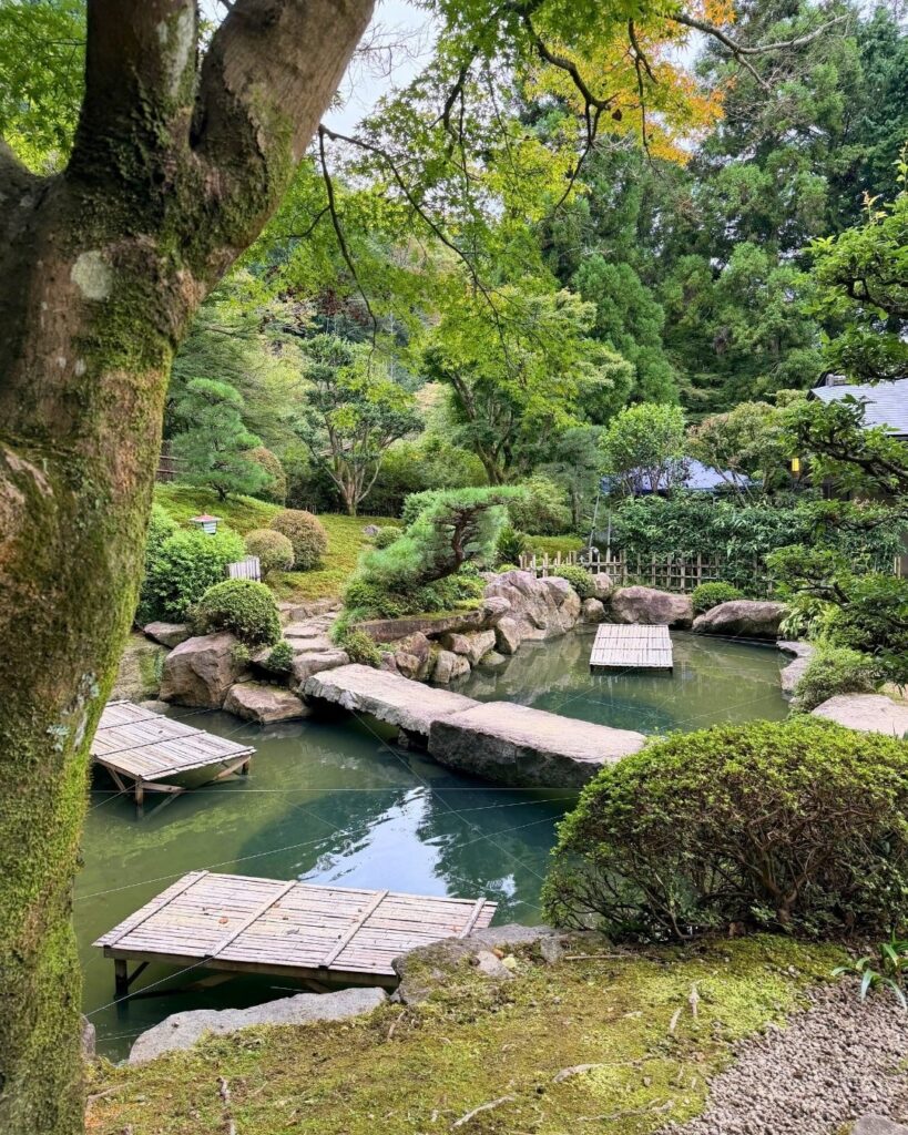 奥殿陣屋 池を渡る石橋