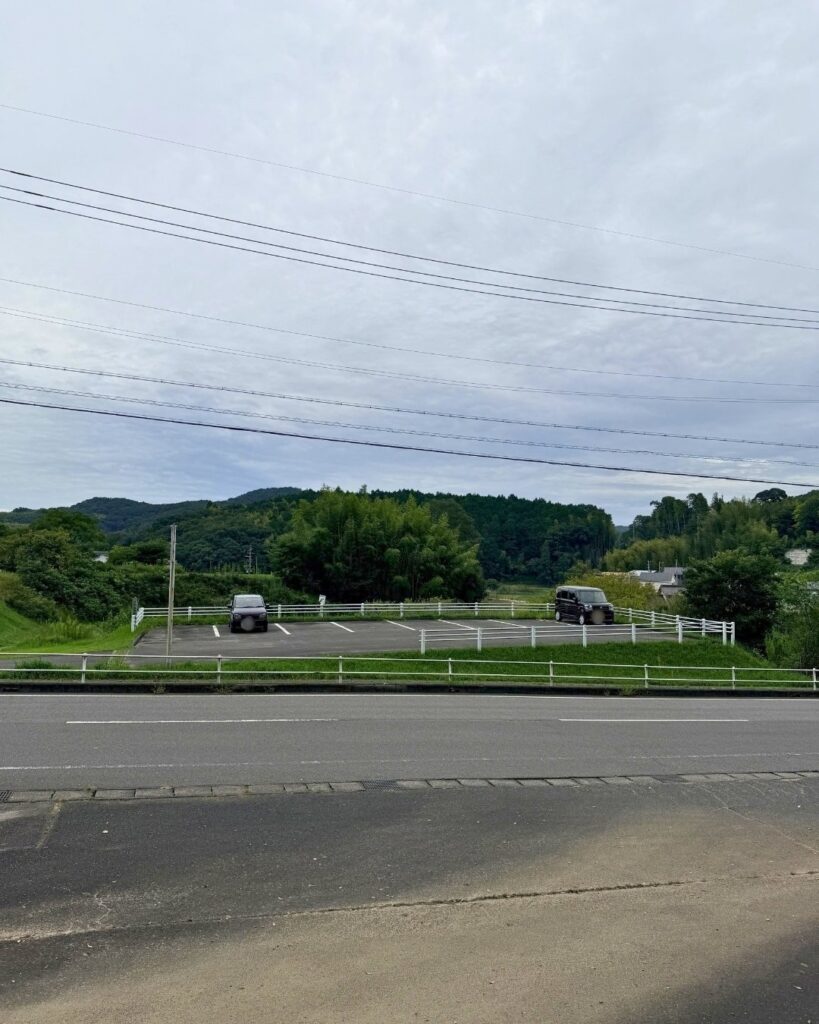 奥殿陣屋 道向かいの駐車場