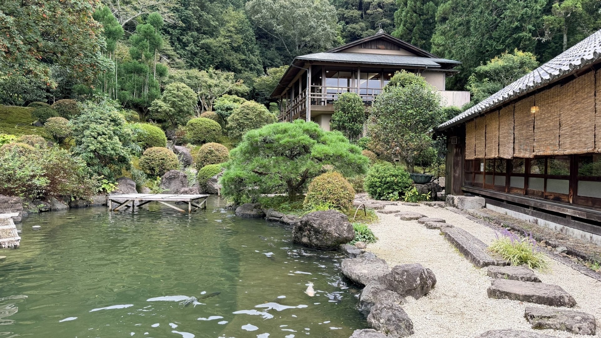 奥殿陣屋の蓬莱の庭と池、書院